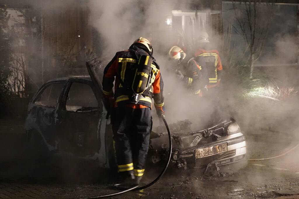 Geparkeerde auto gaat in vlammen op