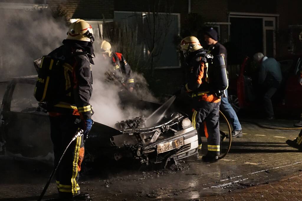 Geparkeerde auto gaat in vlammen op