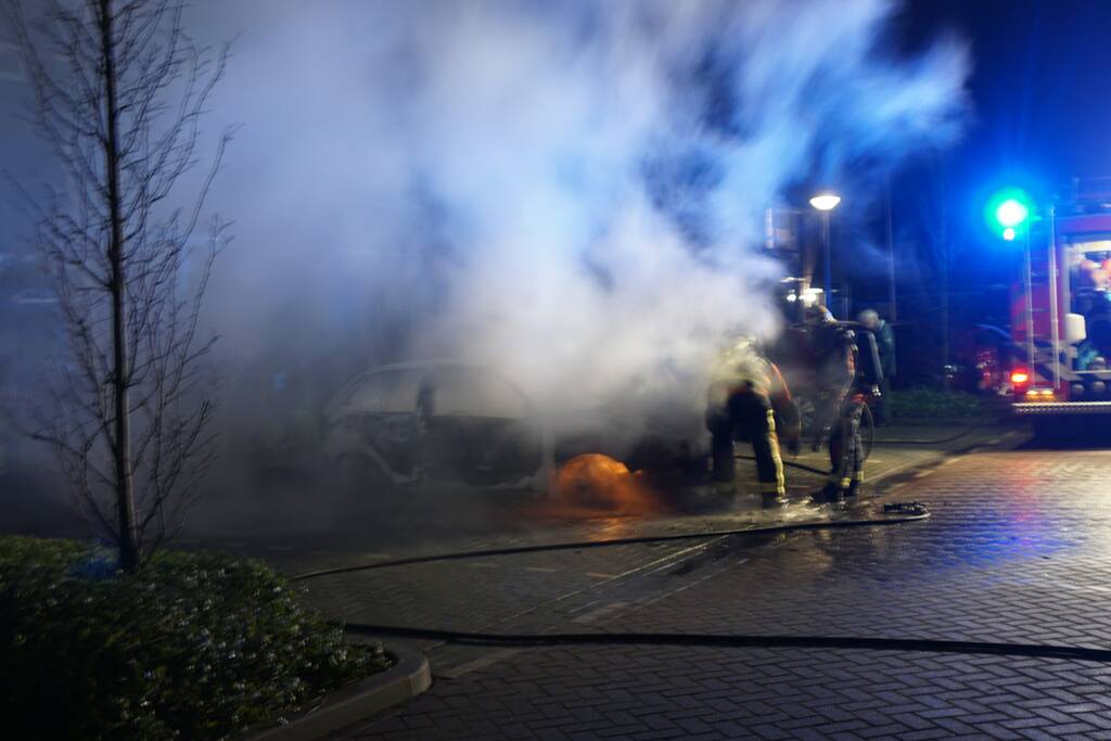 Geparkeerde auto gaat in vlammen op