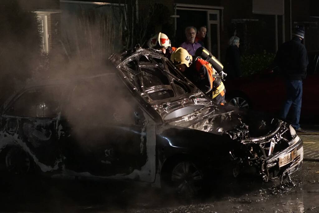 Geparkeerde auto gaat in vlammen op