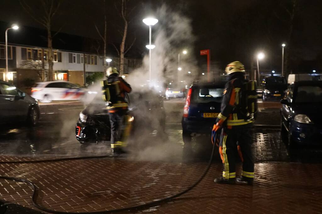 Opnieuw geparkeerde auto in brand gestoken