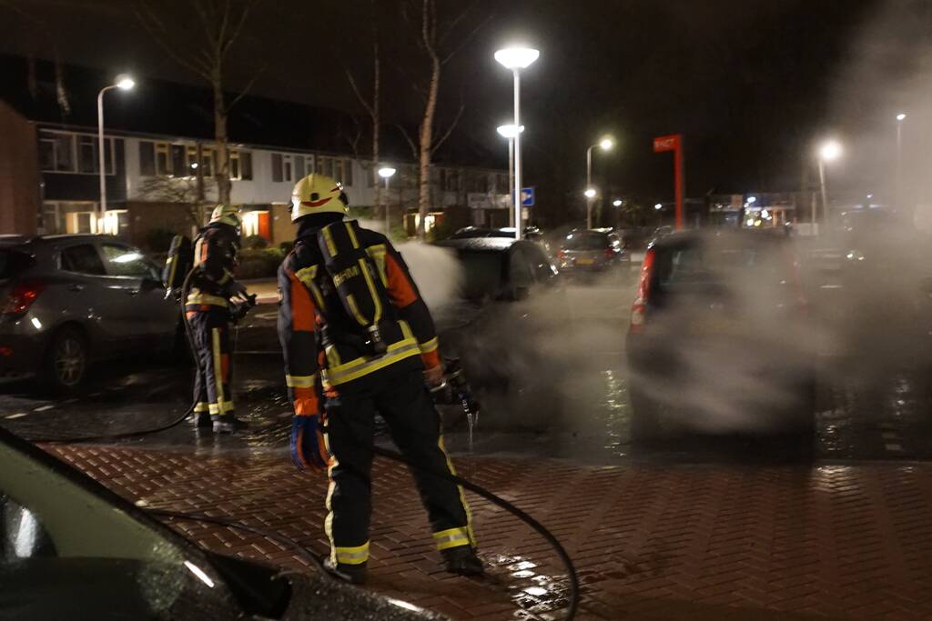 Opnieuw geparkeerde auto in brand gestoken