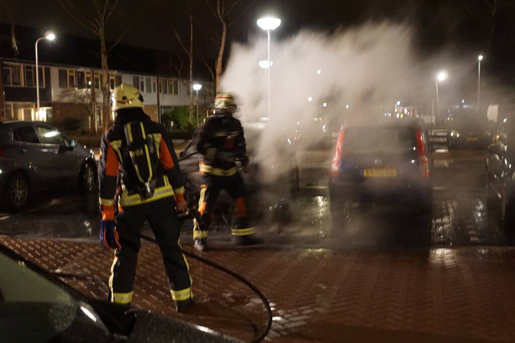 Opnieuw geparkeerde auto in brand gestoken