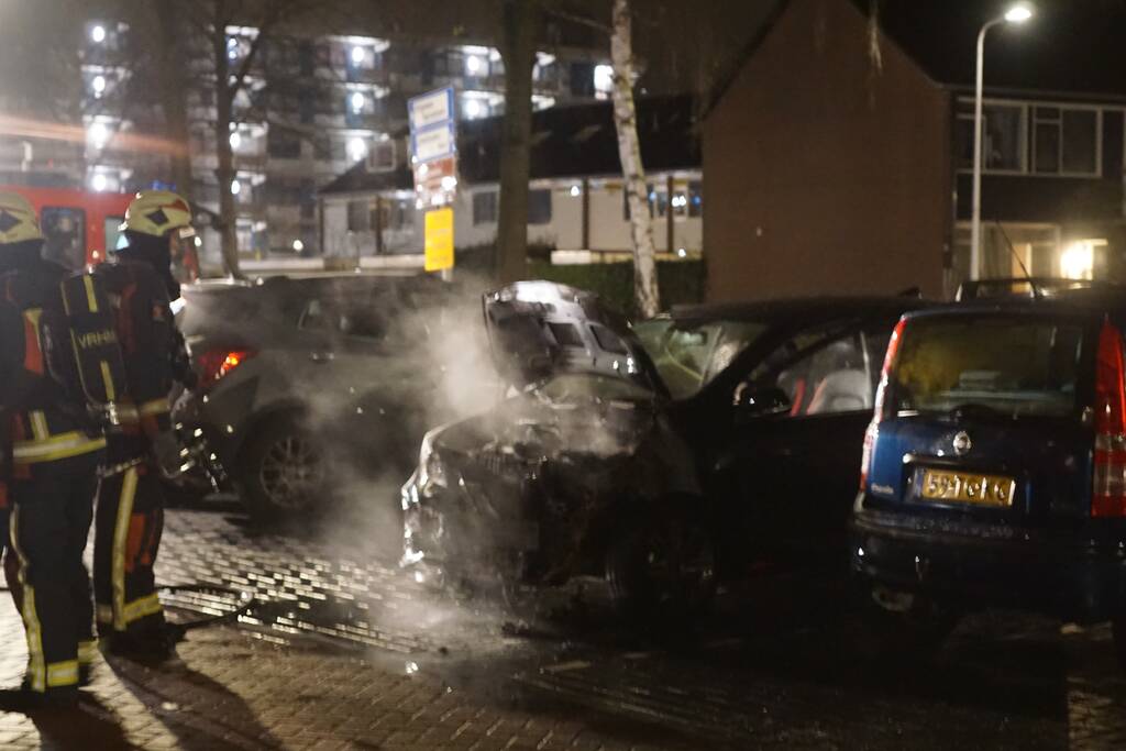 Opnieuw geparkeerde auto in brand gestoken