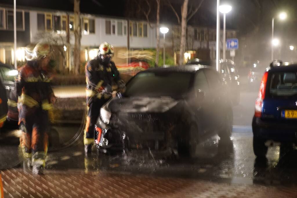 Opnieuw geparkeerde auto in brand gestoken