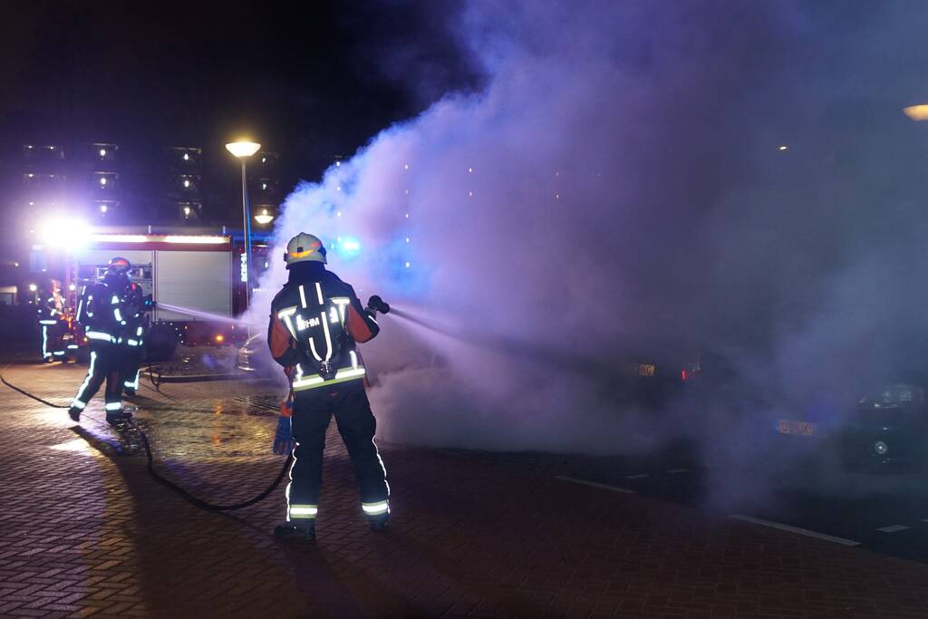 Opnieuw geparkeerde auto in brand gestoken