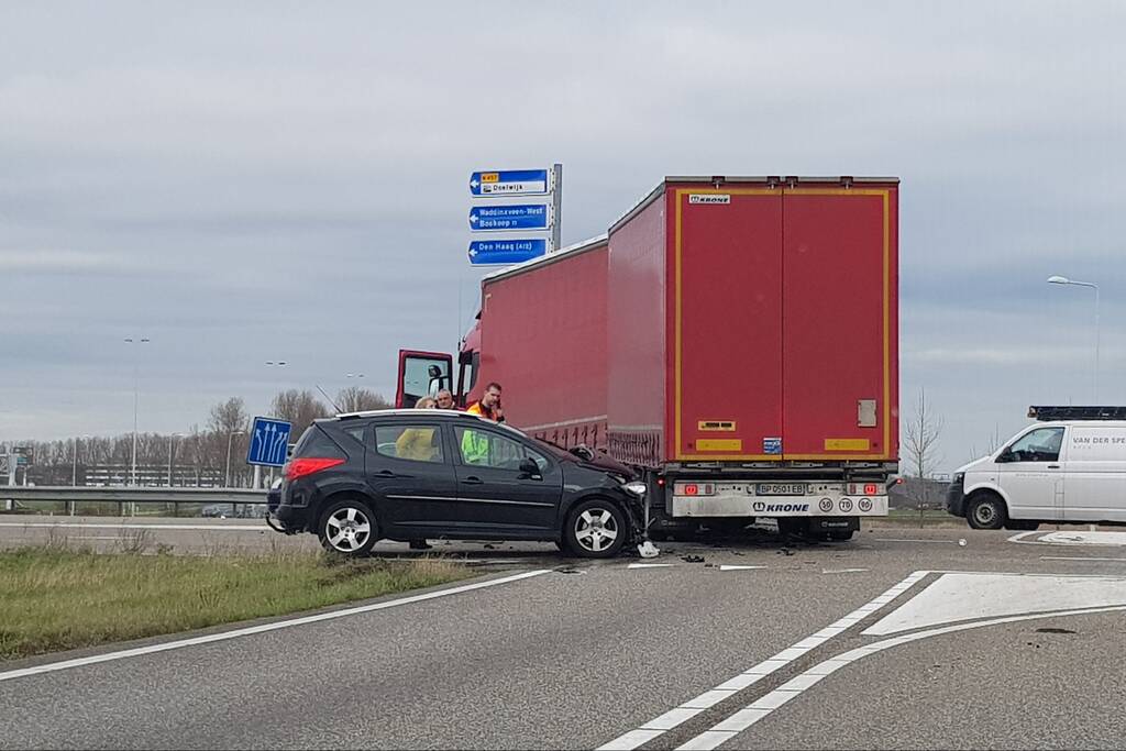 Auto knalt op vrachtwagen trailer