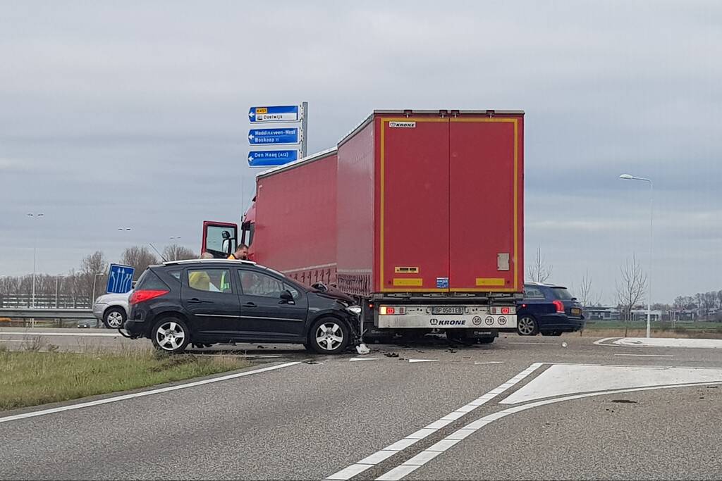 Auto knalt op vrachtwagen trailer