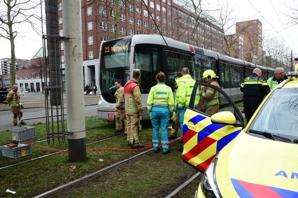 Fietser bekneld onder tram na aanrijding
