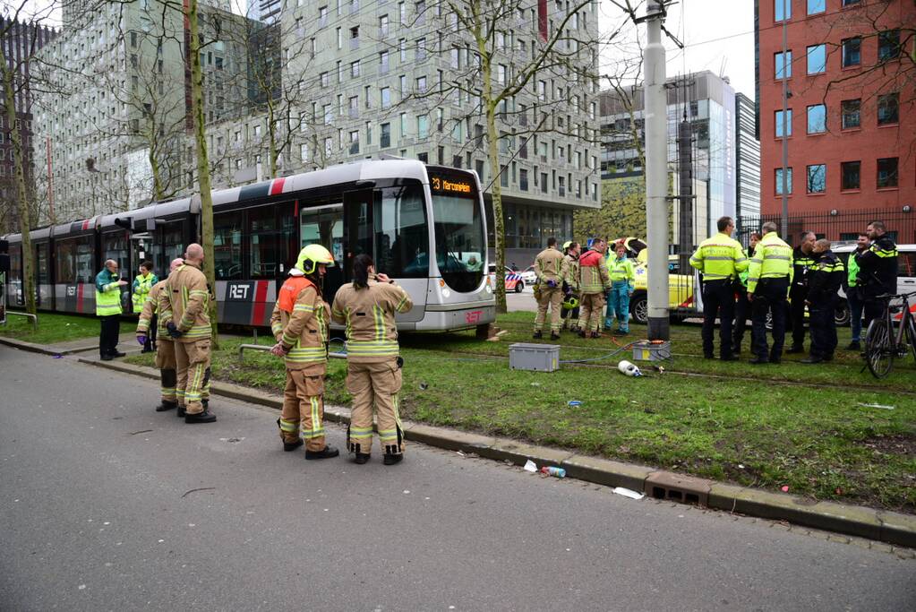 Fietser bekneld onder tram na aanrijding