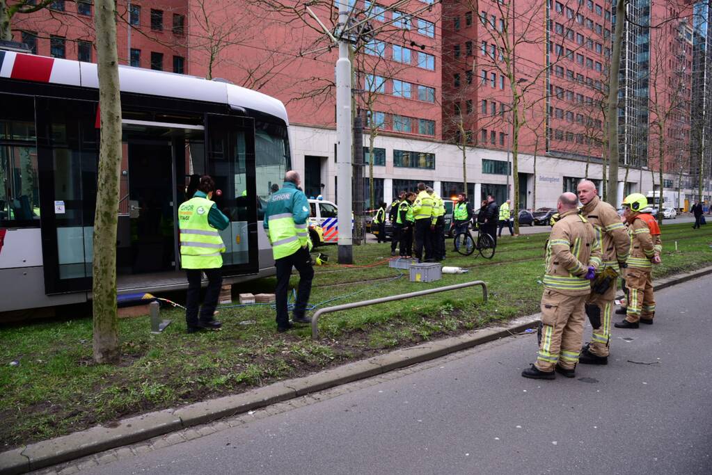 Fietser bekneld onder tram na aanrijding