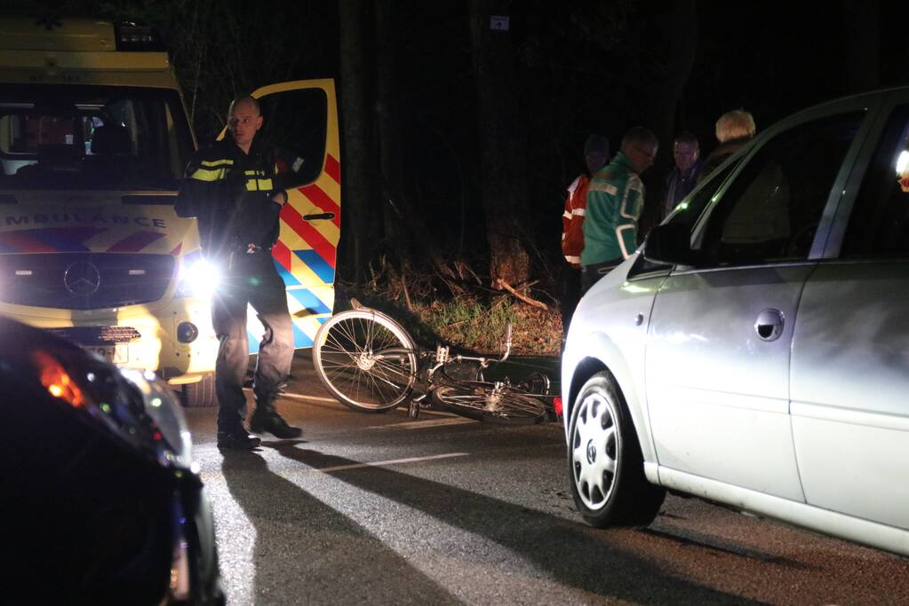 Fietser door personenauto aangereden op kruising