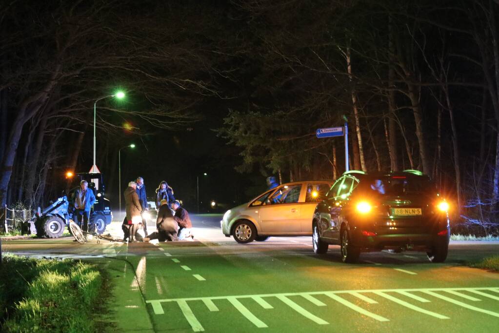 Fietser door personenauto aangereden op kruising