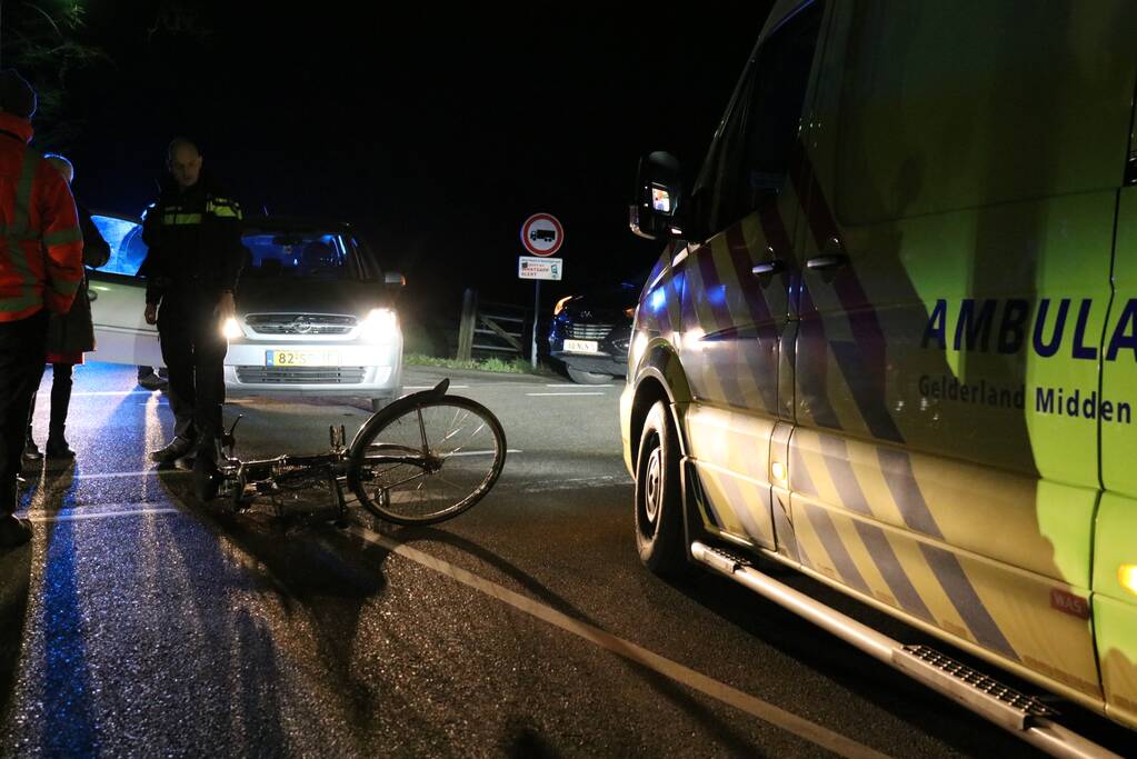 Fietser door personenauto aangereden op kruising