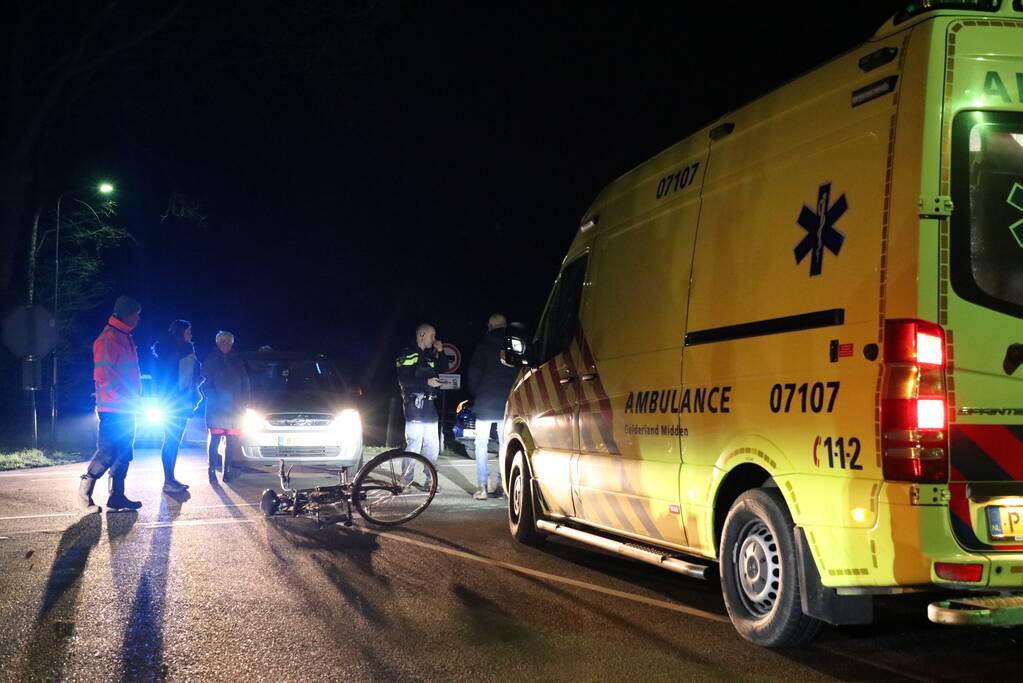 Fietser door personenauto aangereden op kruising