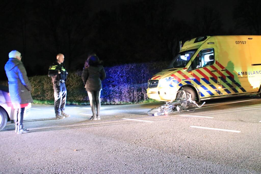 Fietser door personenauto aangereden op kruising