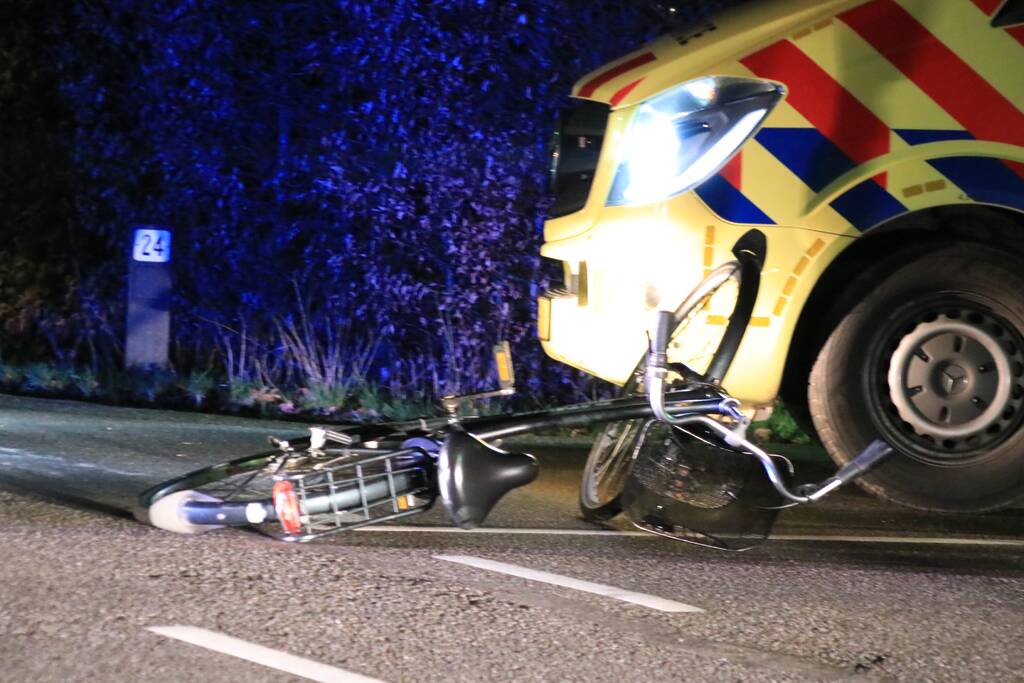 Fietser door personenauto aangereden op kruising