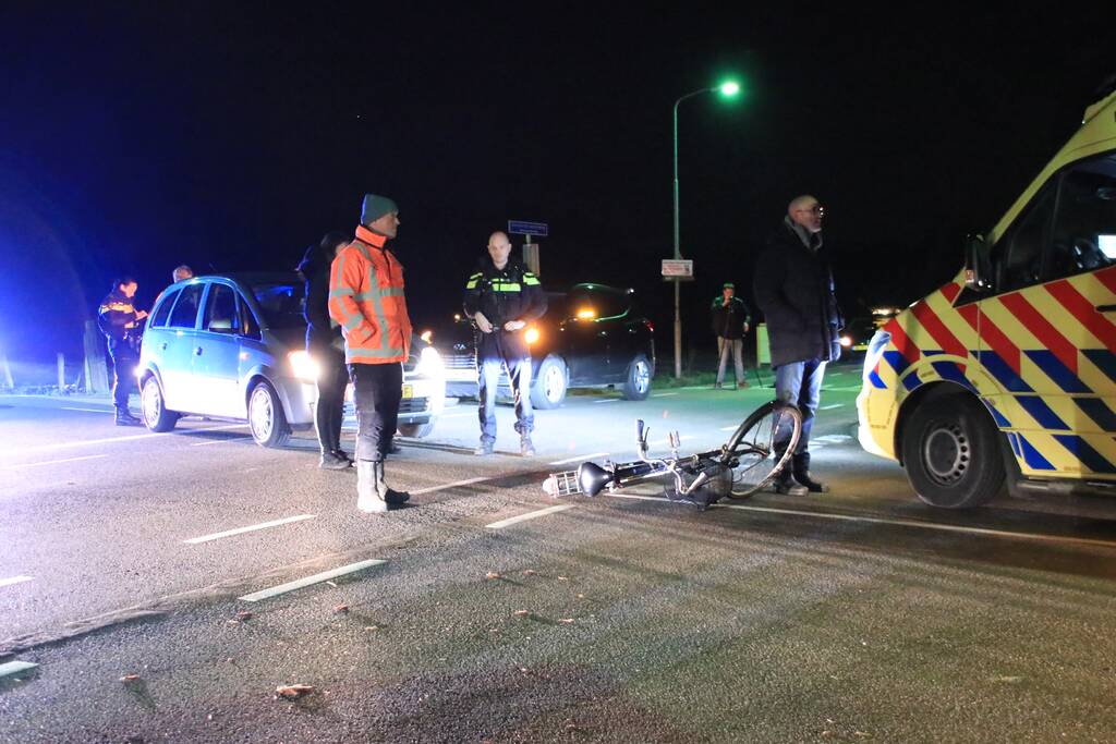 Fietser door personenauto aangereden op kruising