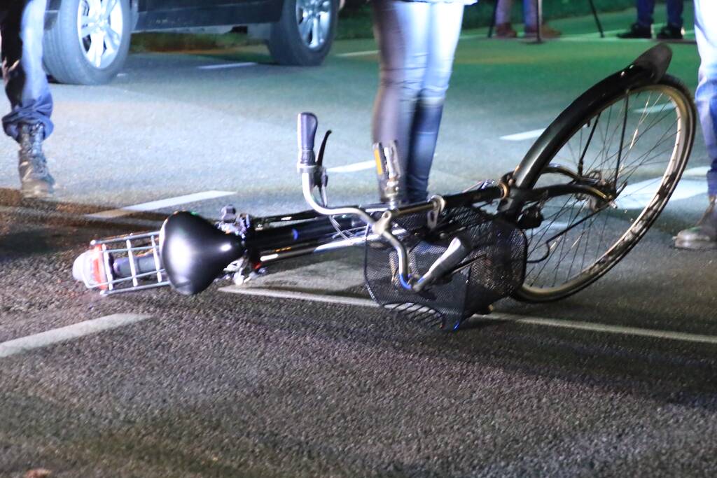 Fietser door personenauto aangereden op kruising