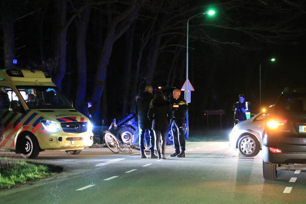 Fietser door personenauto aangereden op kruising