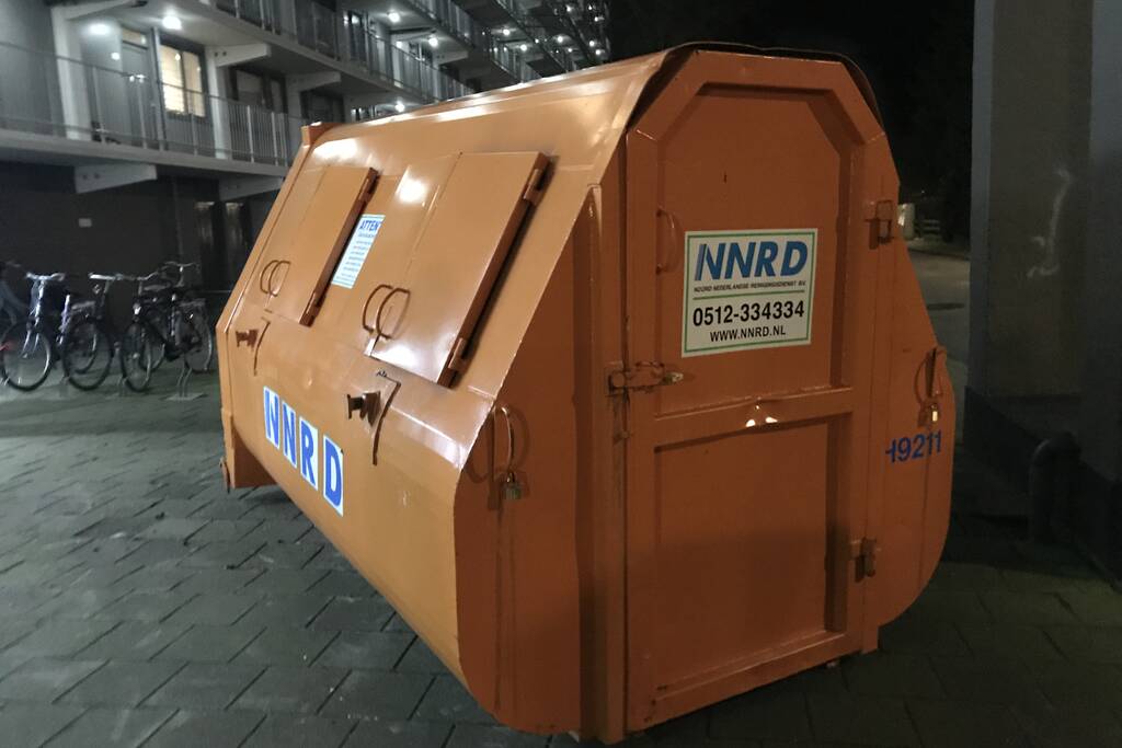 Bouwcontainer met isolatiematriaal in brand