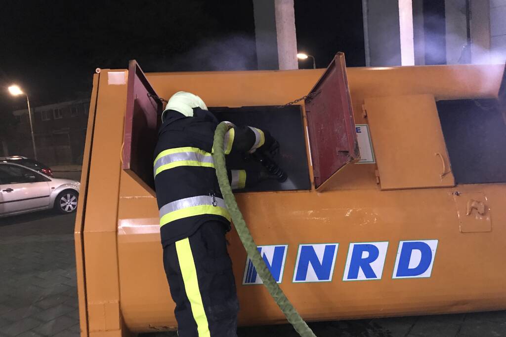 Bouwcontainer met isolatiematriaal in brand