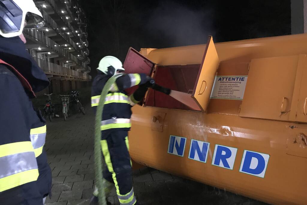 Bouwcontainer met isolatiematriaal in brand