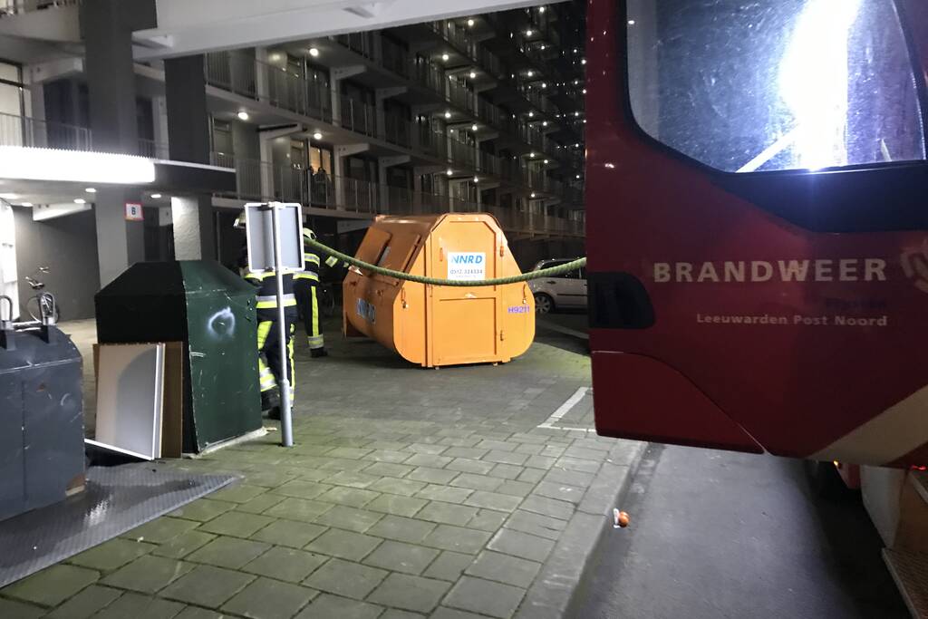Bouwcontainer met isolatiematriaal in brand