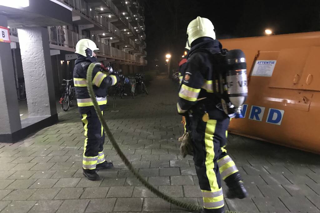 Bouwcontainer met isolatiematriaal in brand