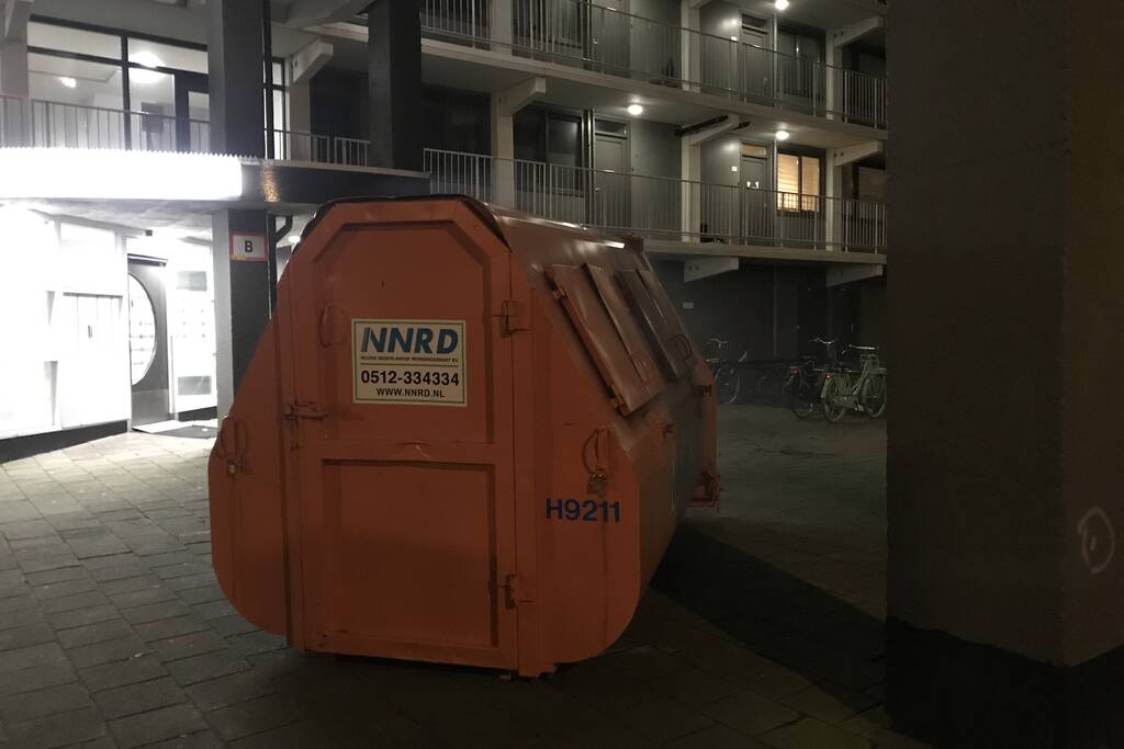 Bouwcontainer met isolatiematriaal in brand