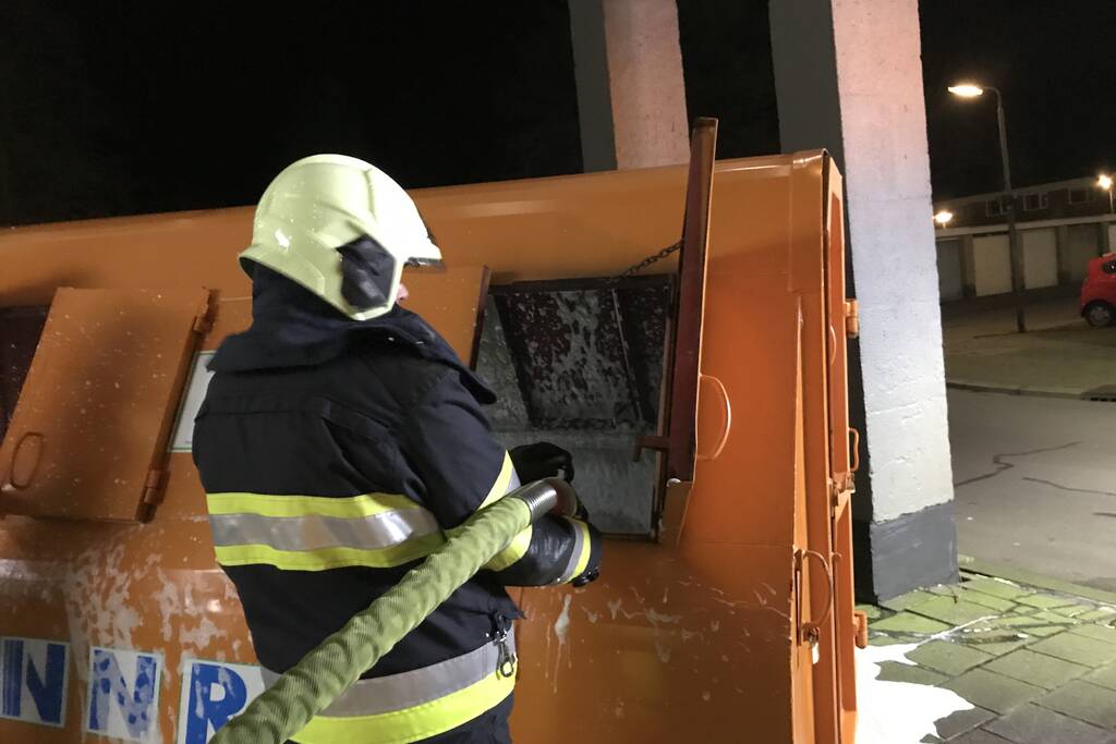 Bouwcontainer met isolatiematriaal in brand