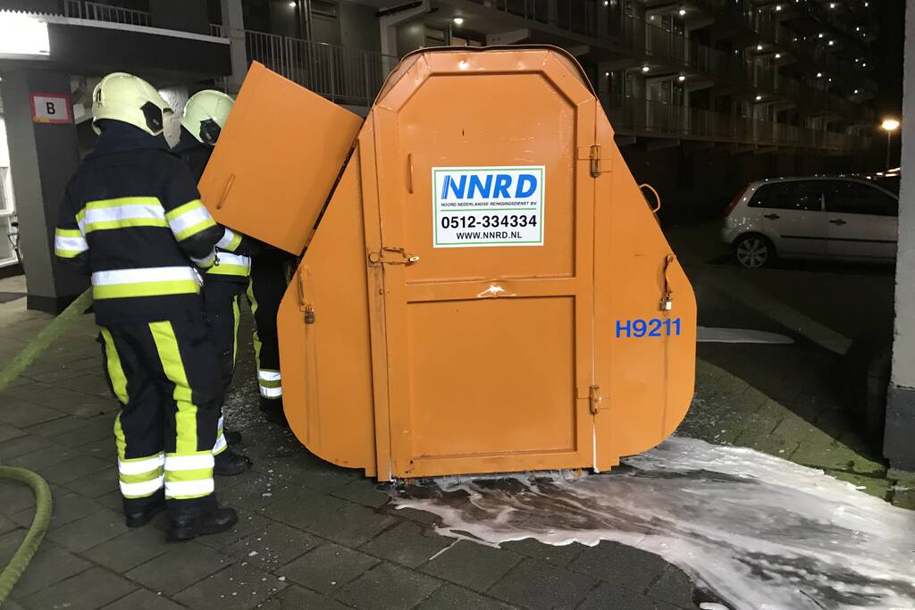 Bouwcontainer met isolatiematriaal in brand