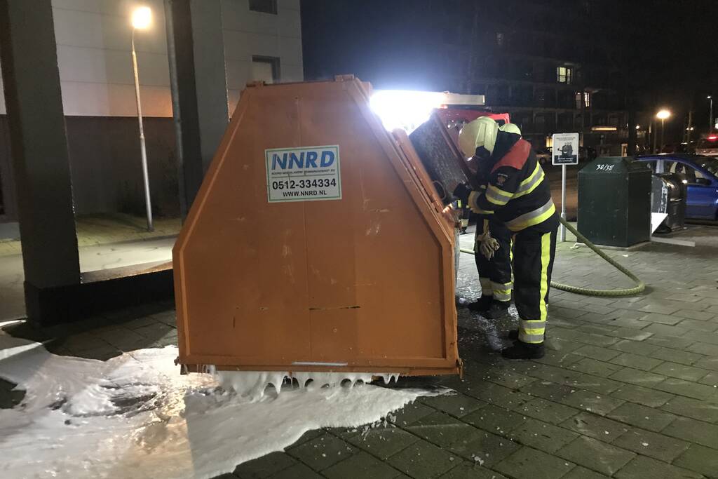 Bouwcontainer met isolatiematriaal in brand