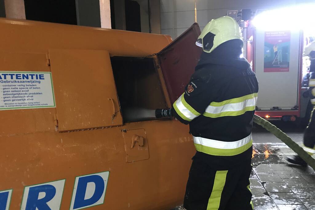 Bouwcontainer met isolatiematriaal in brand