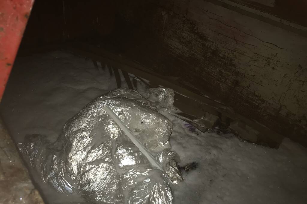 Bouwcontainer met isolatiematriaal in brand