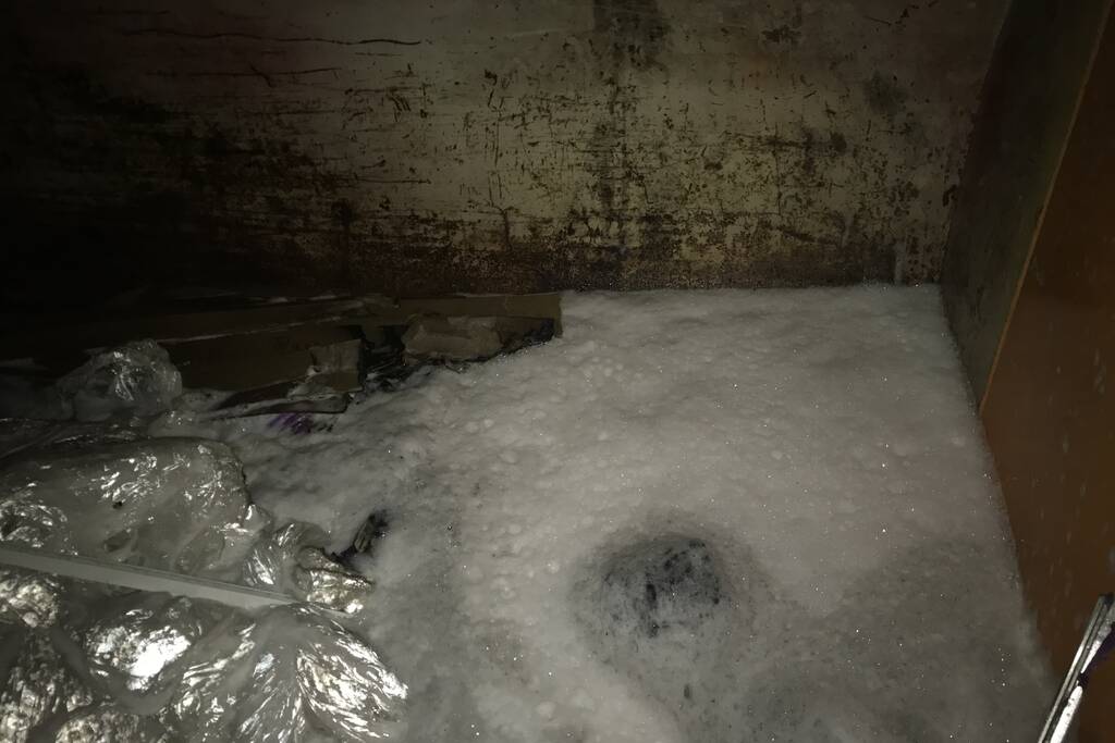 Bouwcontainer met isolatiematriaal in brand