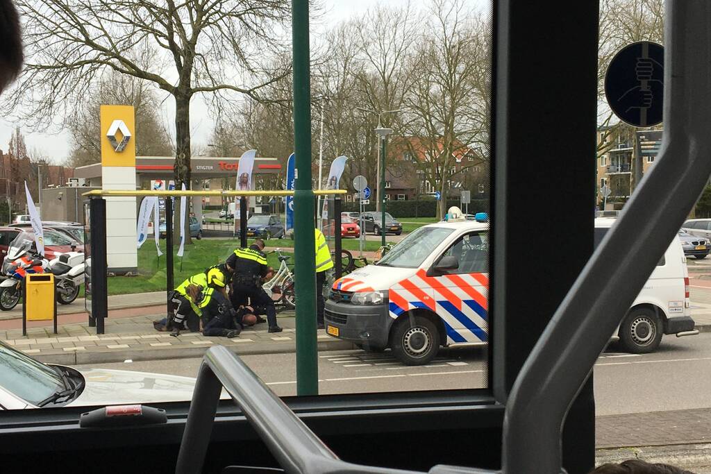 Man bij bushalte tegen de grond gewerkt en aangehouden