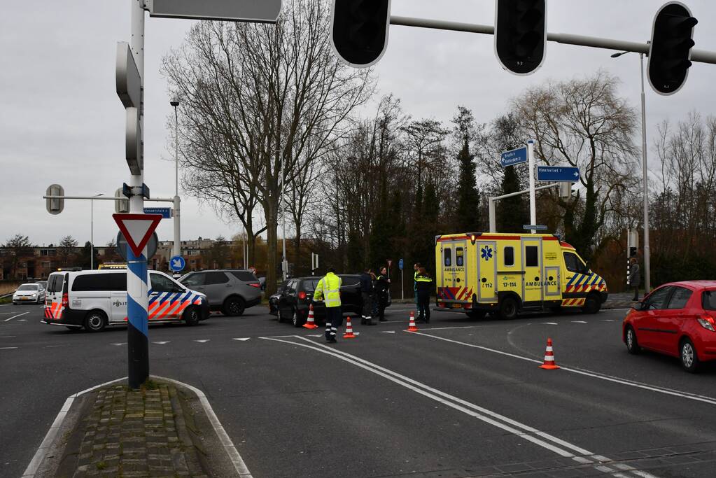 Twee auto's botsen op kruising
