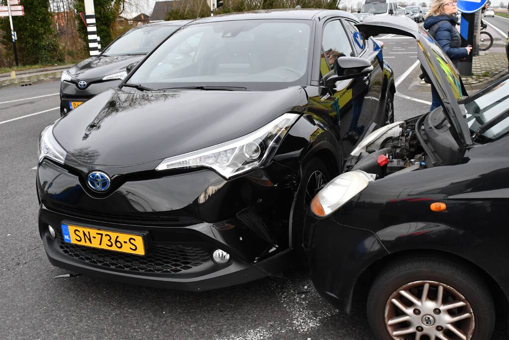 Twee auto's botsen op kruising