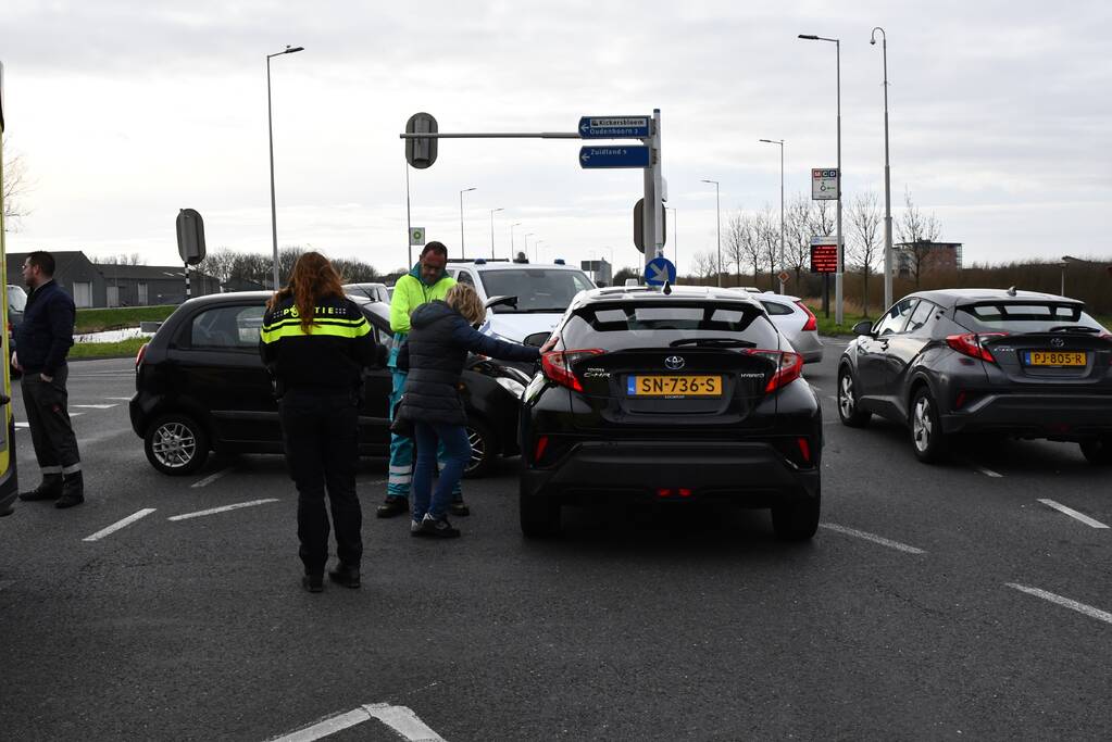 Twee auto's botsen op kruising