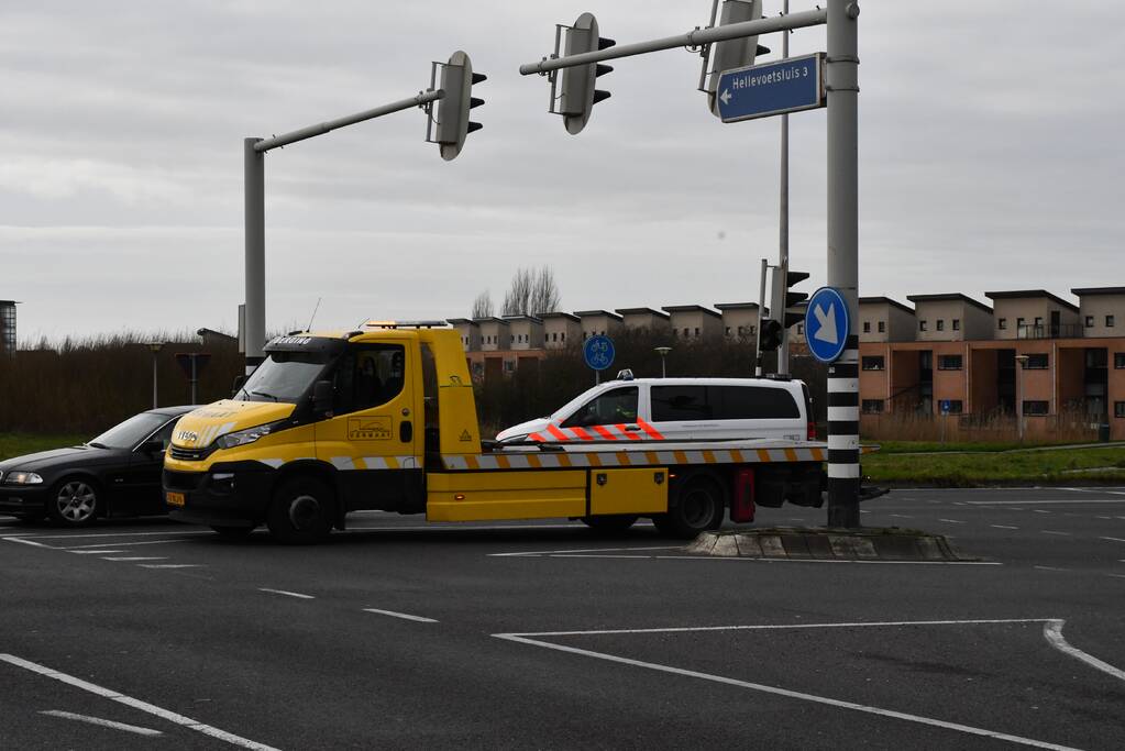 Twee auto's botsen op kruising