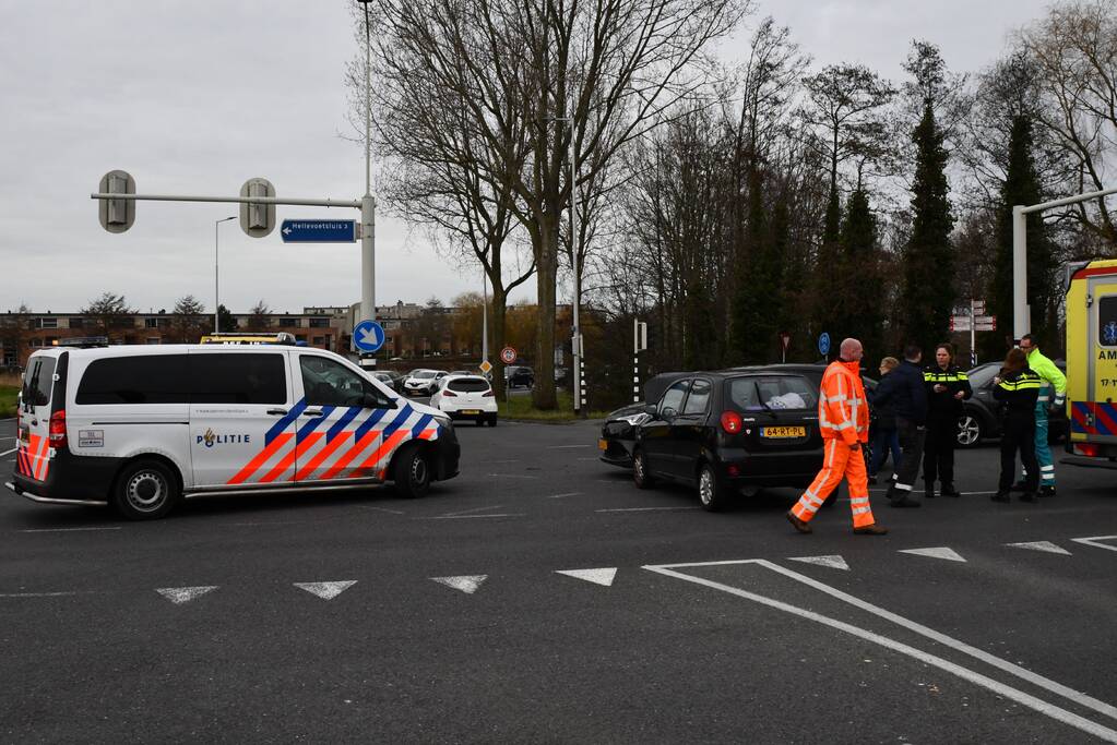 Twee auto's botsen op kruising