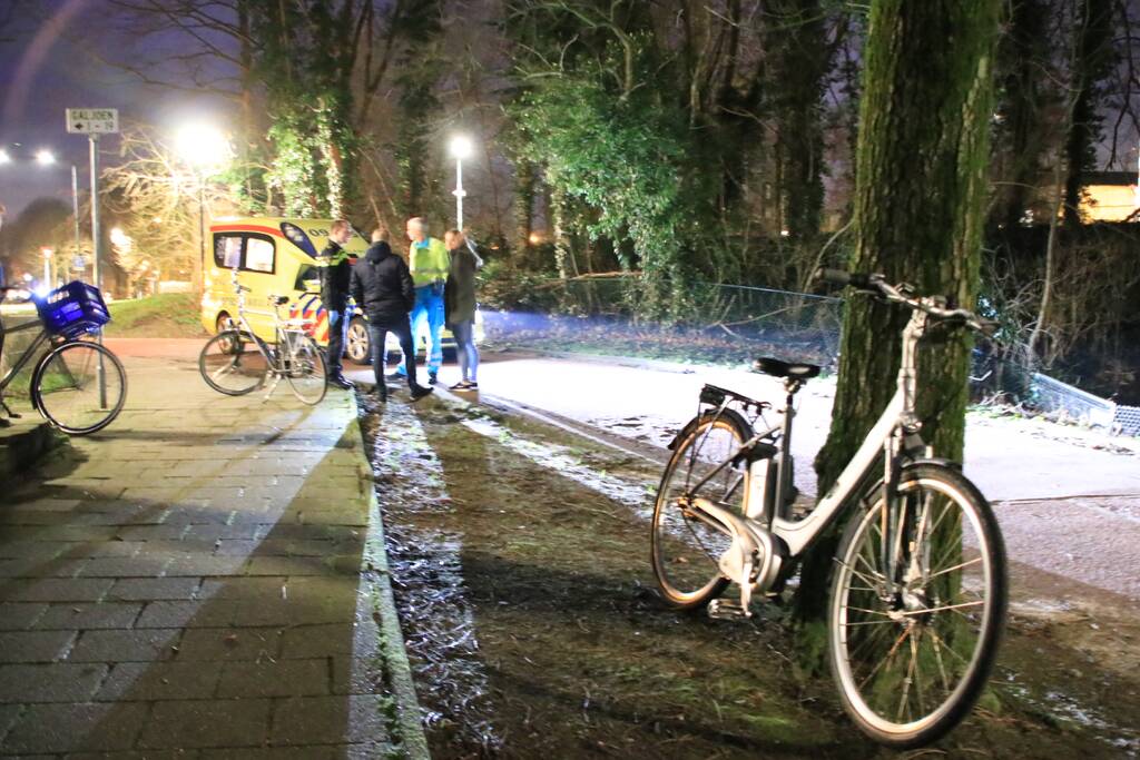 Fietser buiten westen na val op fietspad
