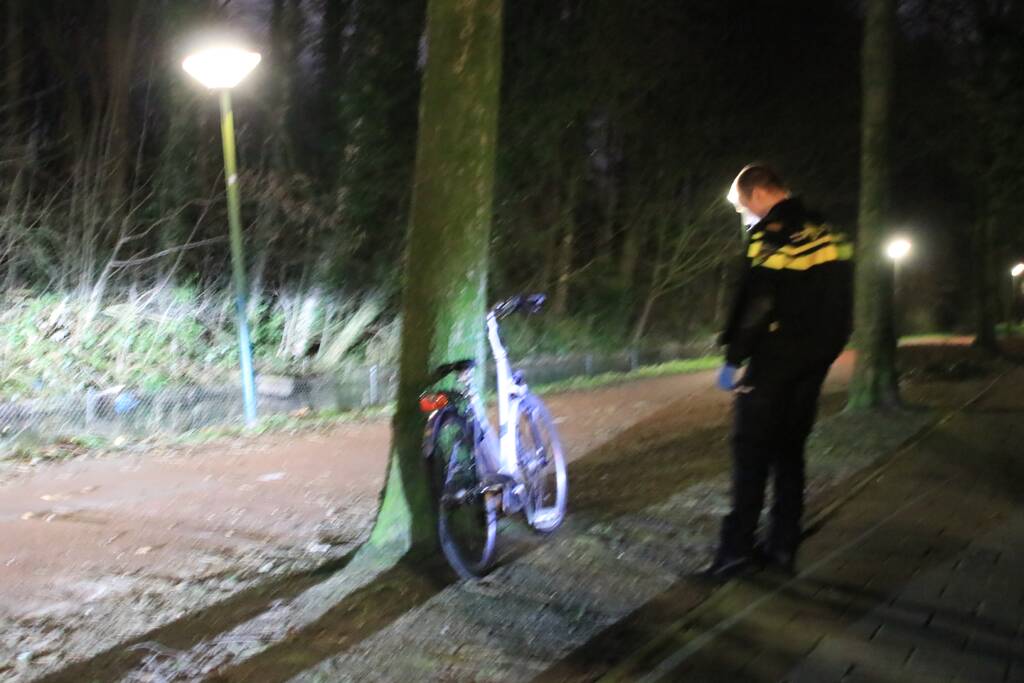 Fietser buiten westen na val op fietspad
