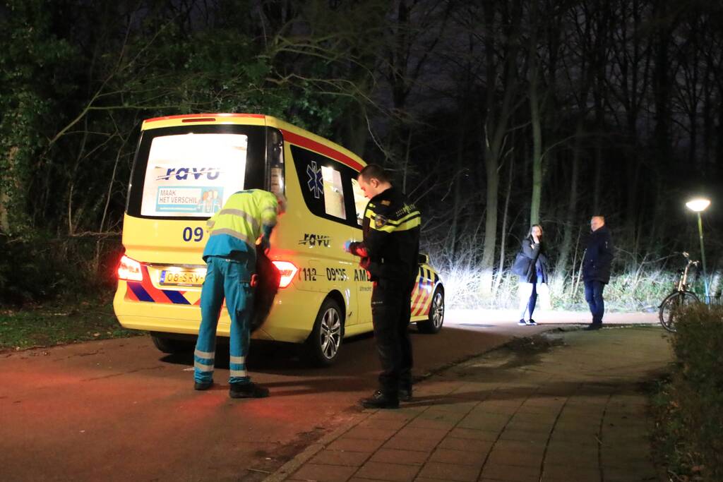 Fietser buiten westen na val op fietspad