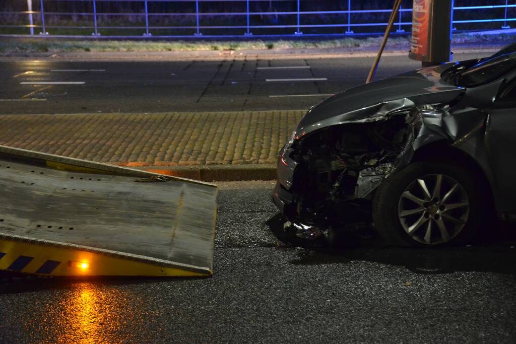 Auto zwaarbeschadigd na botsing tegen bloembak