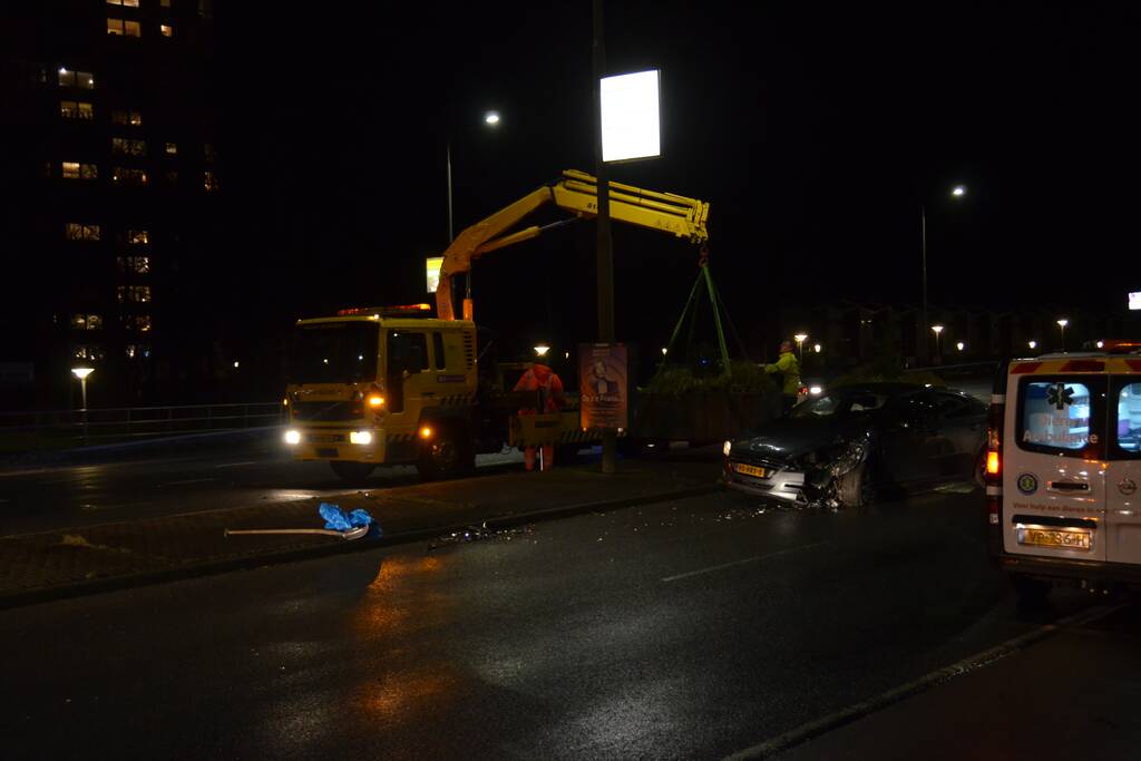 Auto zwaarbeschadigd na botsing tegen bloembak
