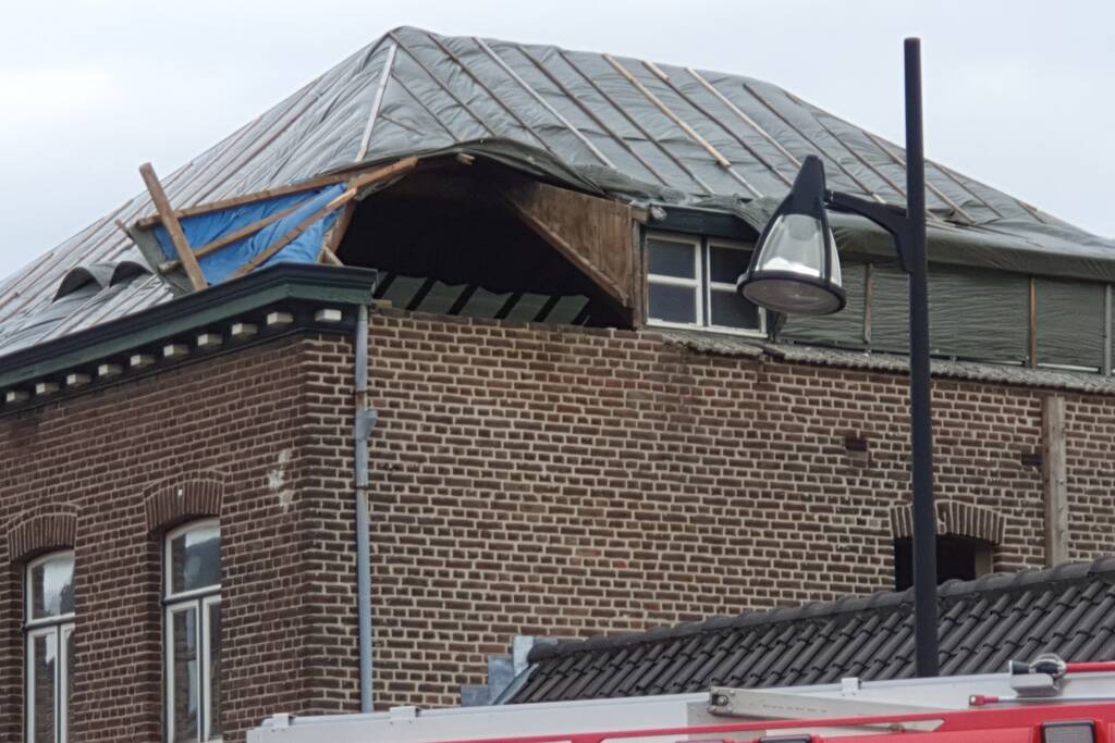 Dak van woning losgewaaid