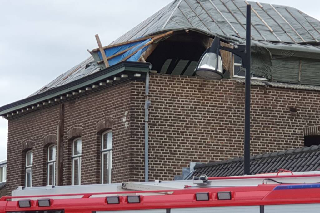 Dak van woning losgewaaid