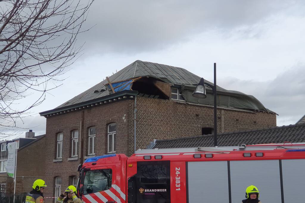 Dak van woning losgewaaid
